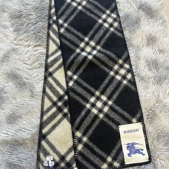 ⭐️Women's Burberry scarf🧣 - Picture 4 of 5